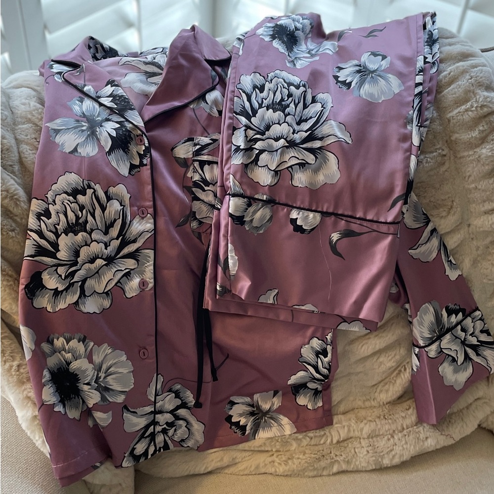 In Bloom by Jonquil size Medium pajamas. Brand new- do not fit me.